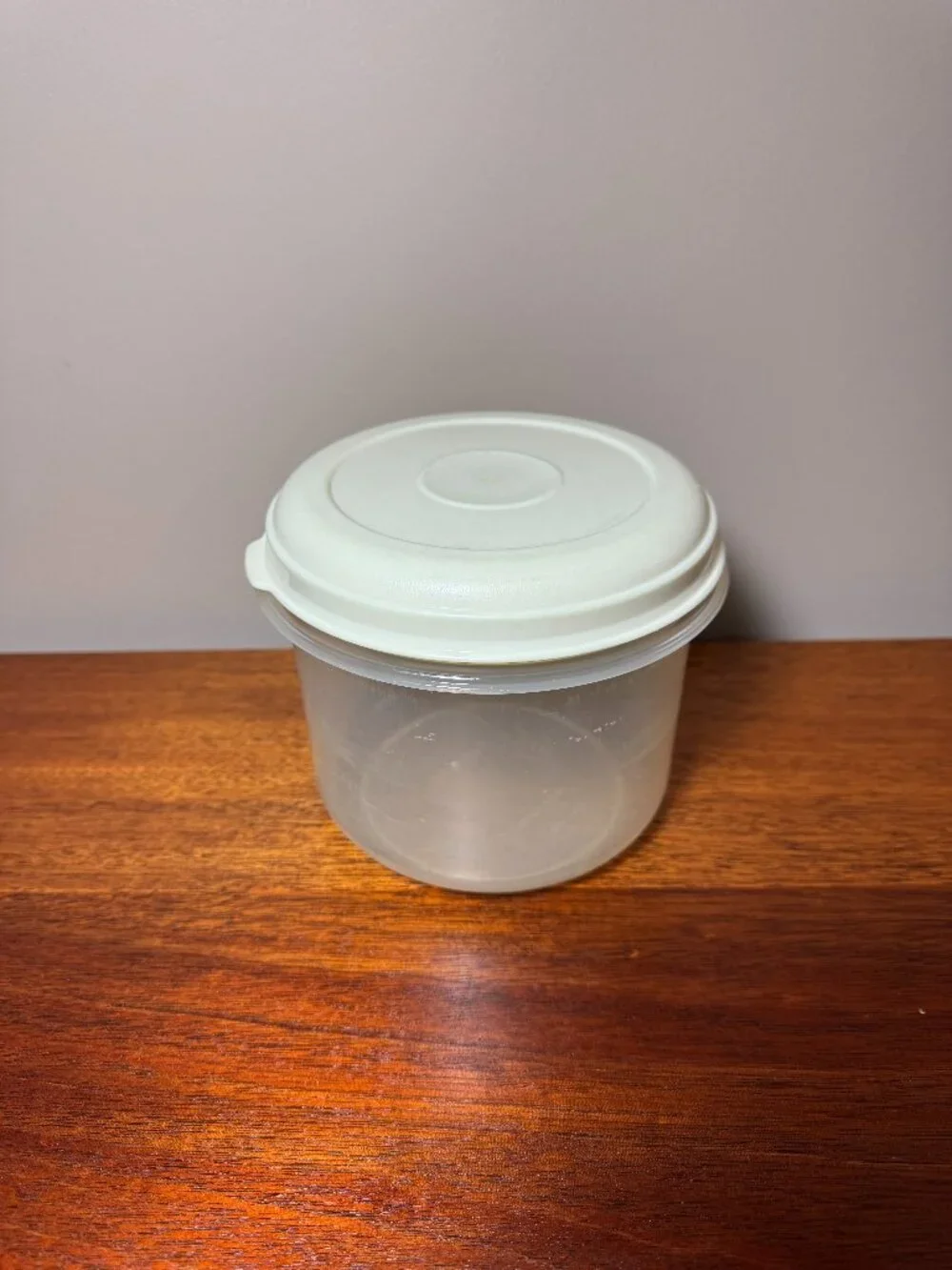 Rubbermaid Servin Saver Almond Round #8  - 6 cups - Food Storage Container